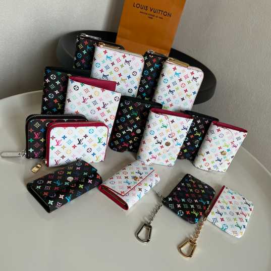 L\V womens new wallet 250525