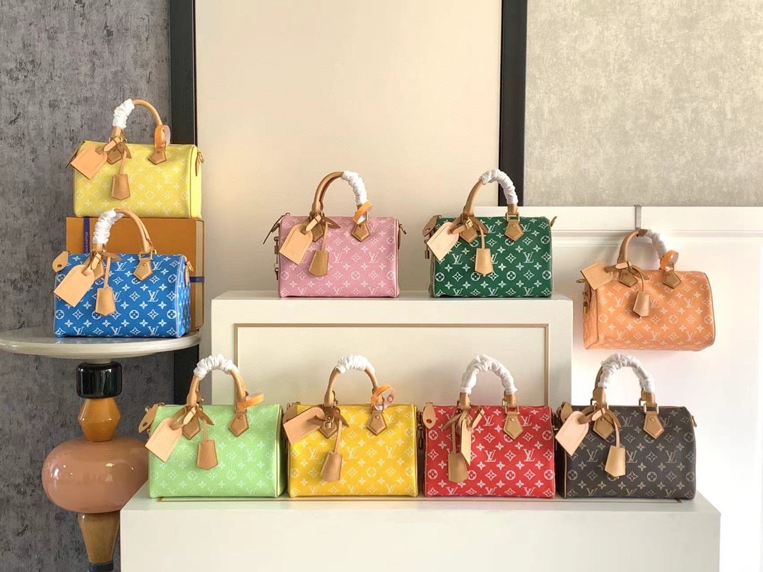 L\V M24443  M24426 M24424  M11561  M24425  M11562  M24423  Bandouliere 25 Pharrell Williams  From Paris to Virginia 25X15X15CM M24423 M24417 M24425 M24420 M11561 M11564 M24423 M24422 M24426 M24419 M11597 M24415 M11562 M24424