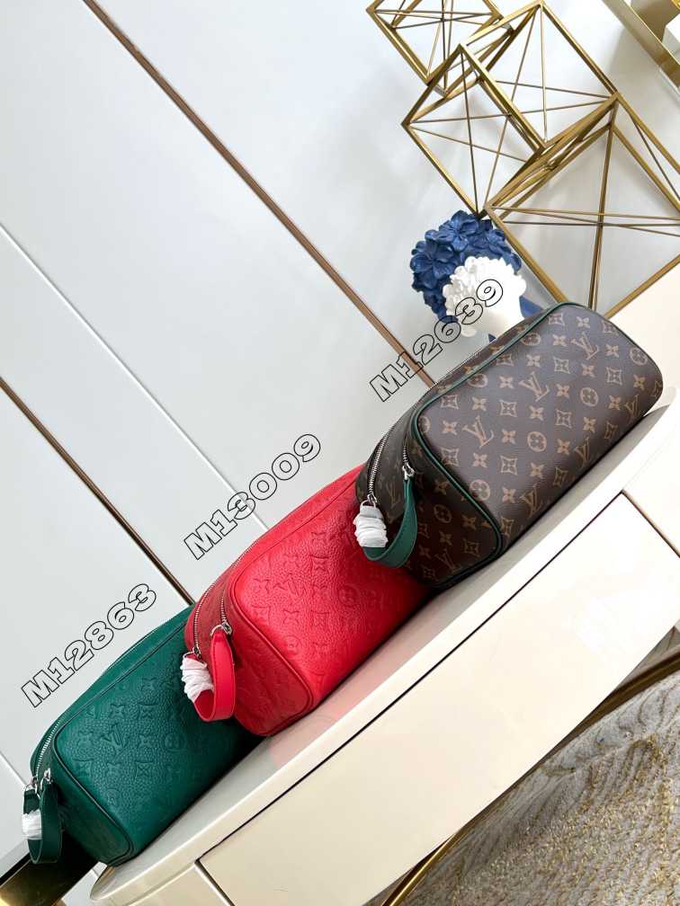 L\V Dopp Kit POUCH  N00084黑格配蓝  M12638浅蓝 M12639绿色 M12640藏红 M12641玫红 M12642深蓝 M12643黄色 M12863绿色压花 M13009黄色压花 M13023红色压花 M11497深蓝压花 M59478黑色压花 M44494老花 N40127黑格 M46354黑花 M11482银花 M12651绿色丝印化妆包 M12863绿色 M1