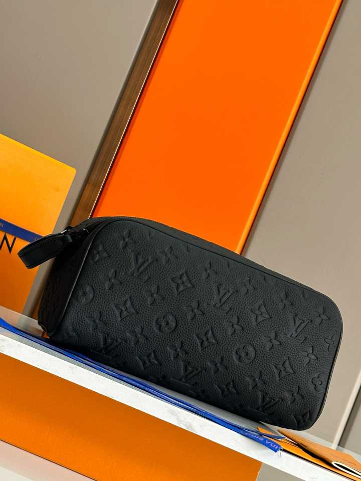 L\V Dopp Kit POUCH  N00084黑格配蓝  M12638浅蓝 M12639绿色 M12640藏红 M12641玫红 M12642深蓝 M12643黄色 M12863绿色压花 M13009黄色压花 M13023红色压花 M11497深蓝压花 M59478黑色压花 M44494老花 N40127黑格 M46354黑花 M11482银花 M12651绿色丝印化妆包 M12863绿色 M1