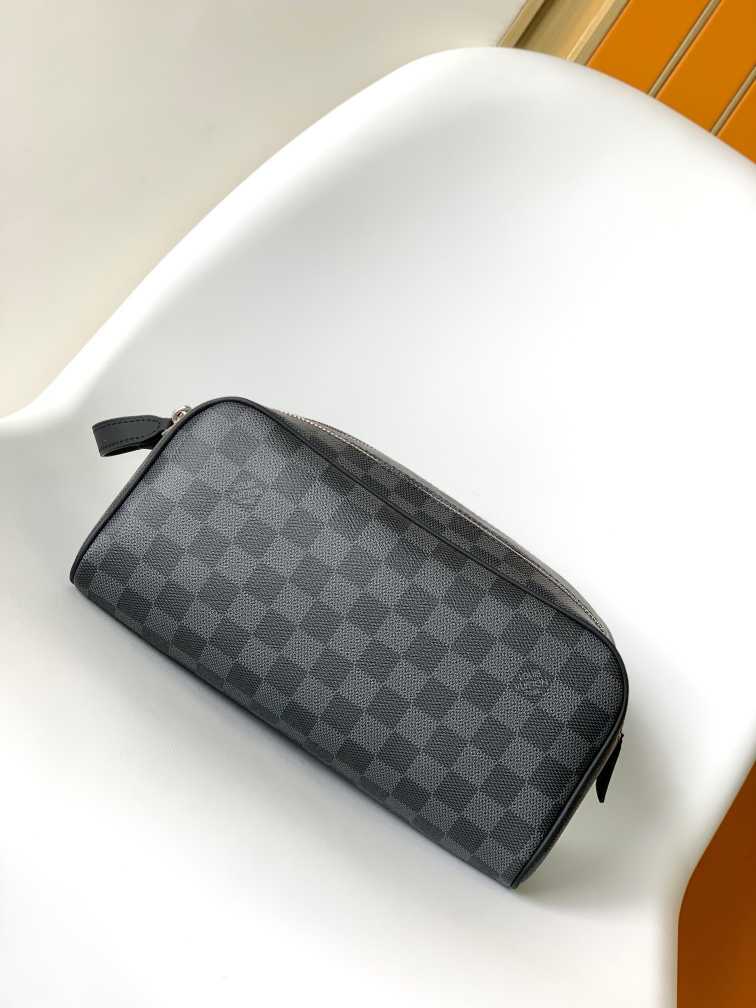L\V Dopp Kit POUCH  N00084黑格配蓝  M12638浅蓝 M12639绿色 M12640藏红 M12641玫红 M12642深蓝 M12643黄色 M12863绿色压花 M13009黄色压花 M13023红色压花 M11497深蓝压花 M59478黑色压花 M44494老花 N40127黑格 M46354黑花 M11482银花 M12651绿色丝印化妆包 M12863绿色 M1