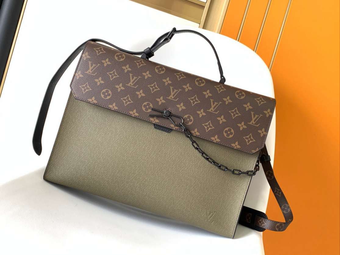 L\V MENS BAG 250806