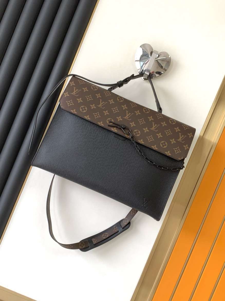 L\V MENS BAG 250806