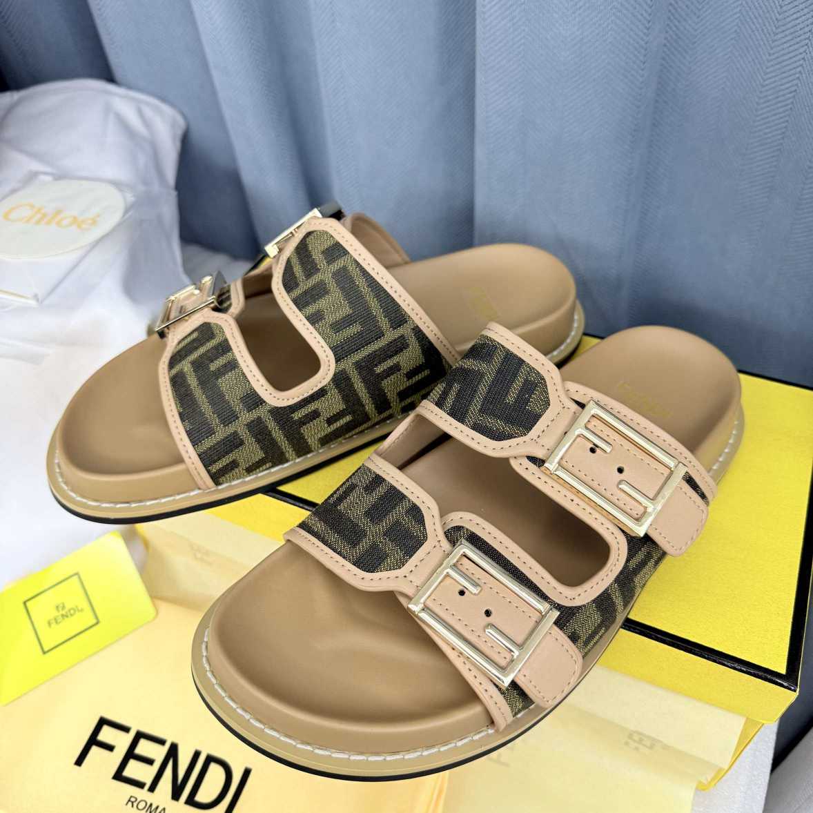 FENDl SLIPPERS 260114